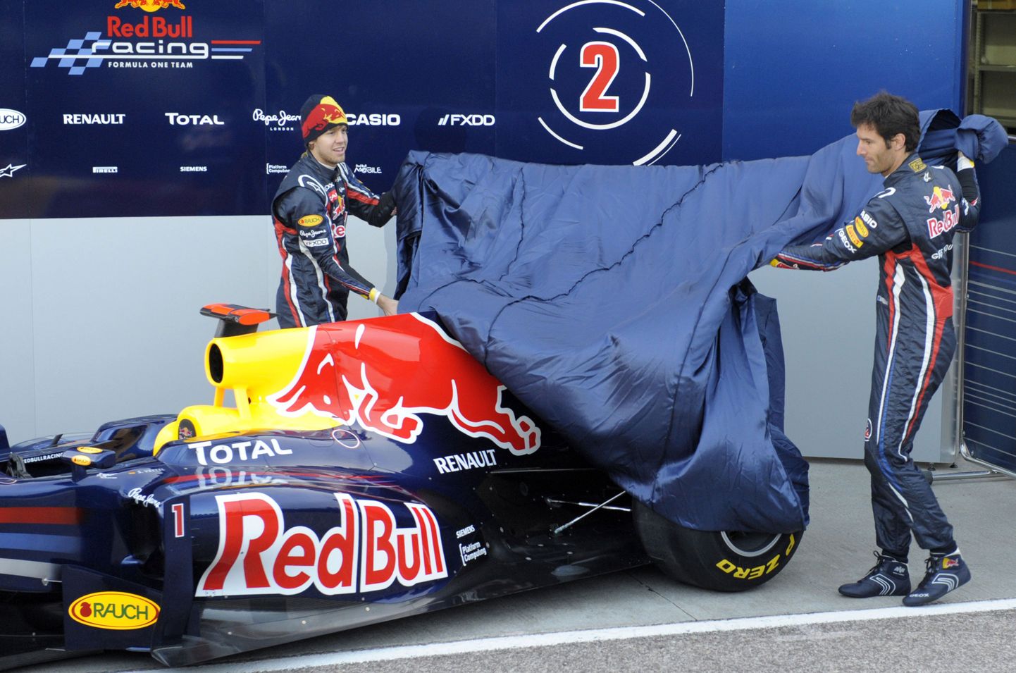 Sebastian Vettel (vasakuk) ja Mark Webber eemaldavad katte uuelt Red Bull RB7 vormelilt.
