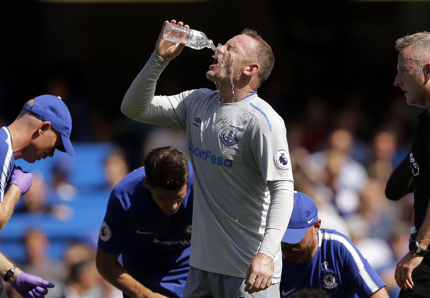 Wayne Rooney kallab endale vett näkku. Kas selleks, et kaineks saada?