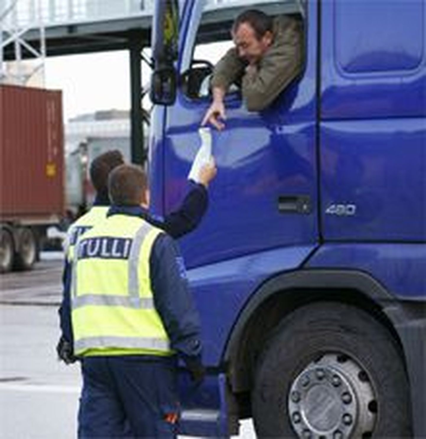 Soome tolliametnikud kontrollivad autojuhi dokumente.