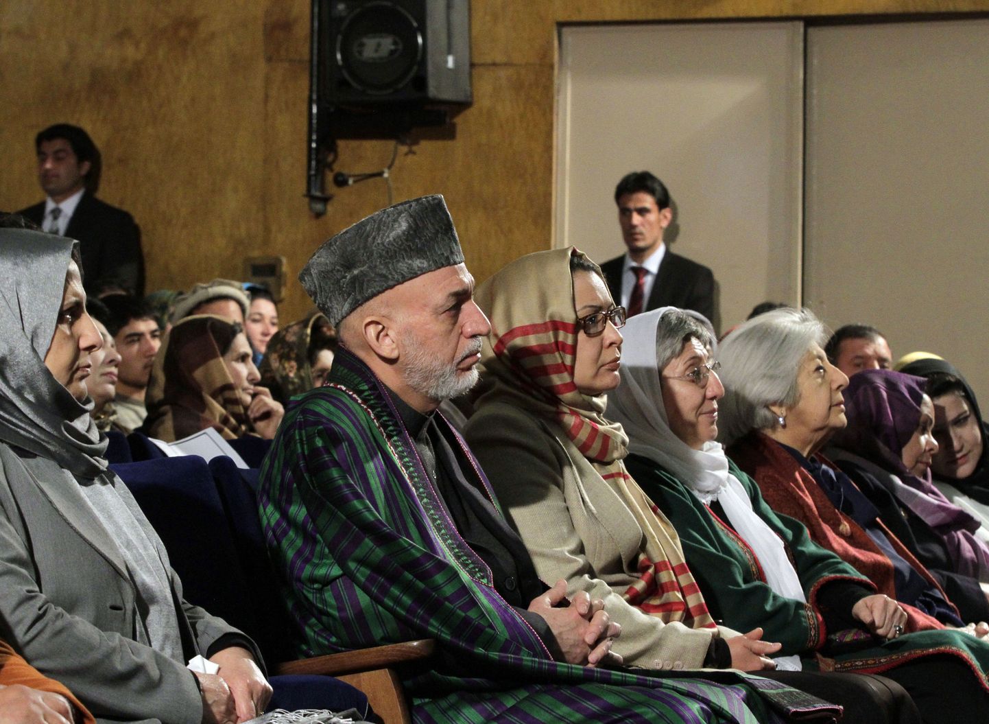 Afganistani president Hamid Karzai istus enne oma kõnet publiku hulgas.