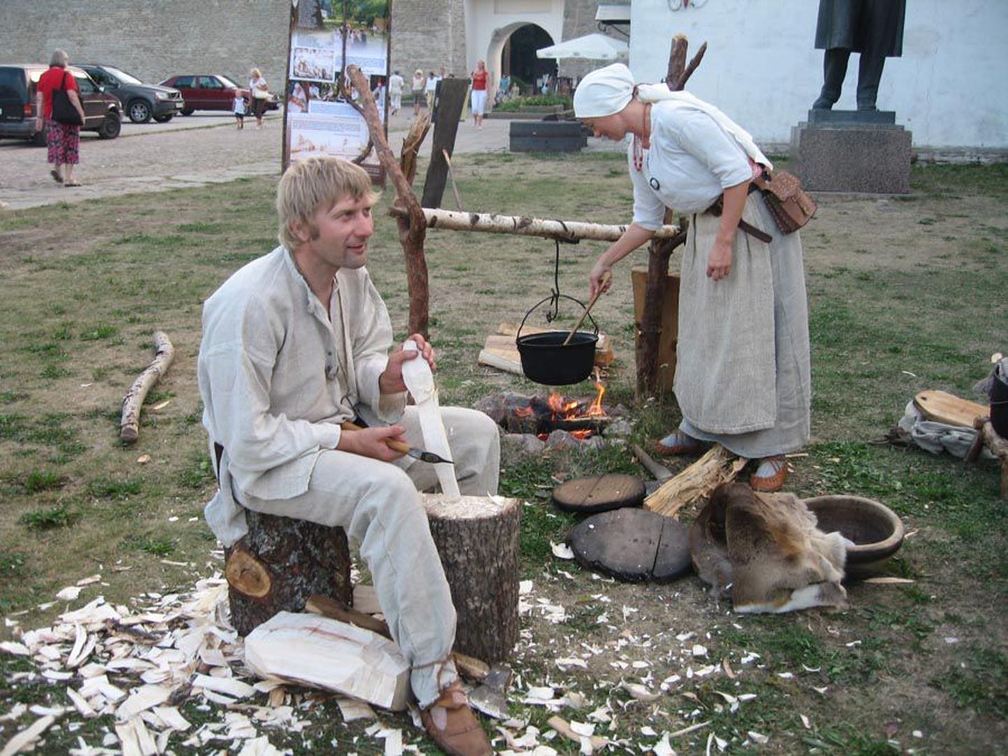 Päev jõuab õhtusse, kuid käsitöölised Narva muuseumi hoovil jätkavad oma toiminguid: teevad puutööd, kraasivad villa ja keedavad toitu. Samas kõrval valmistuvad mitme riigi ajalooklubide esindajad kordama lahingut, mille venelased ja rootslased pidasid 1704. aasta augustis.