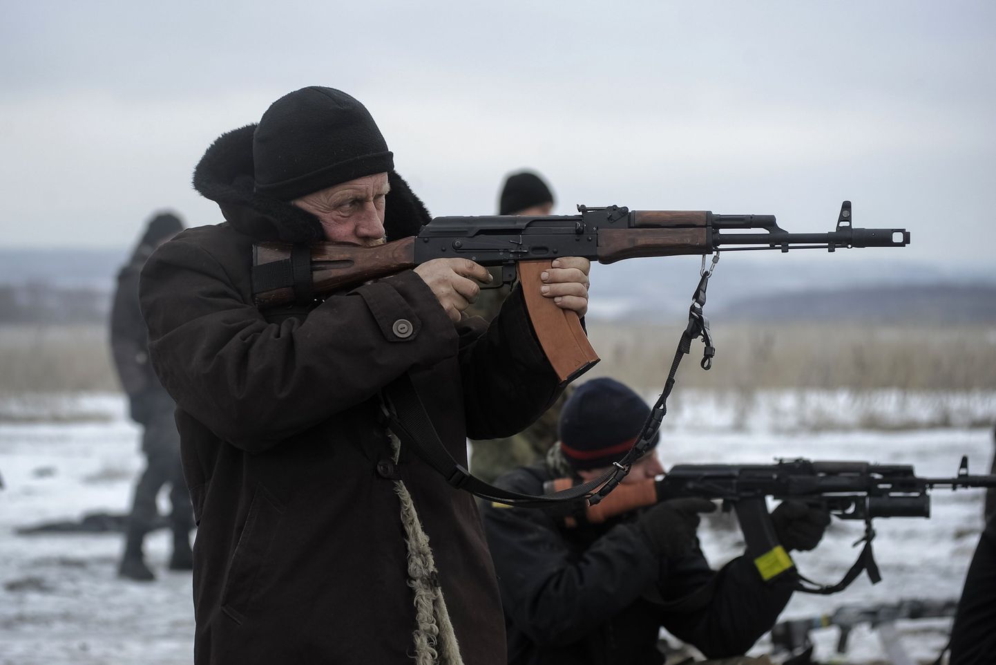 Украинские мобилизованные солдаты тренируются в стрельбе.
