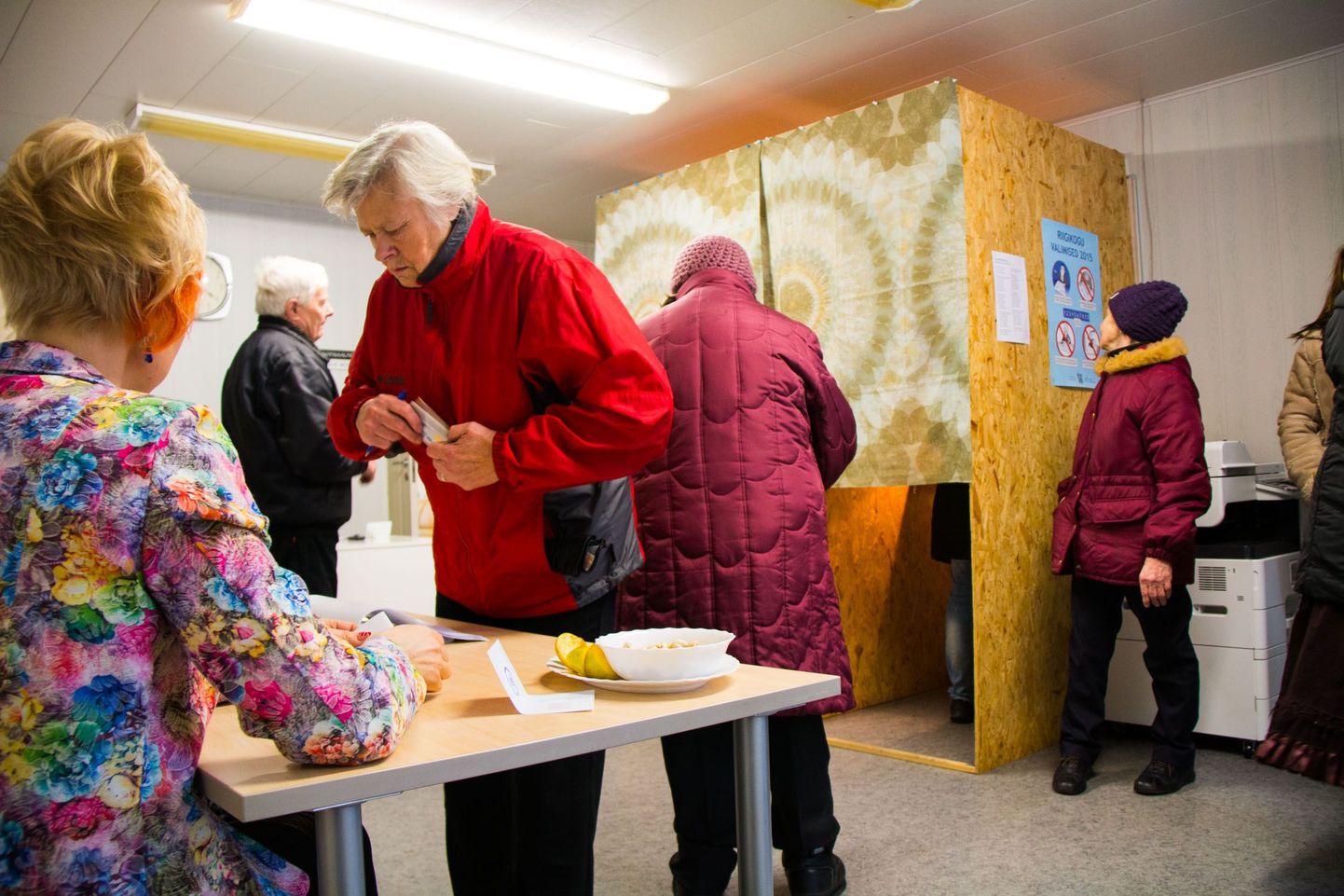 Rakvere valla valimisjaoskonnas tekkis ennelõunal hääletajatest suisa väike järjekord.