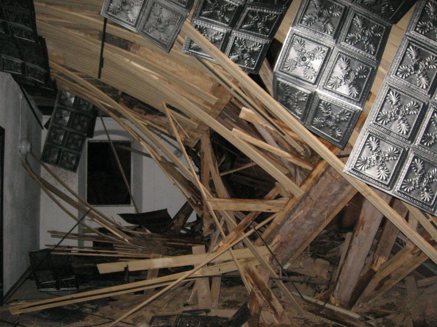 Väike-Maarja kirikul murdus tornikiiver ning langes peale kabelile, tekitades suuri purustusi.
