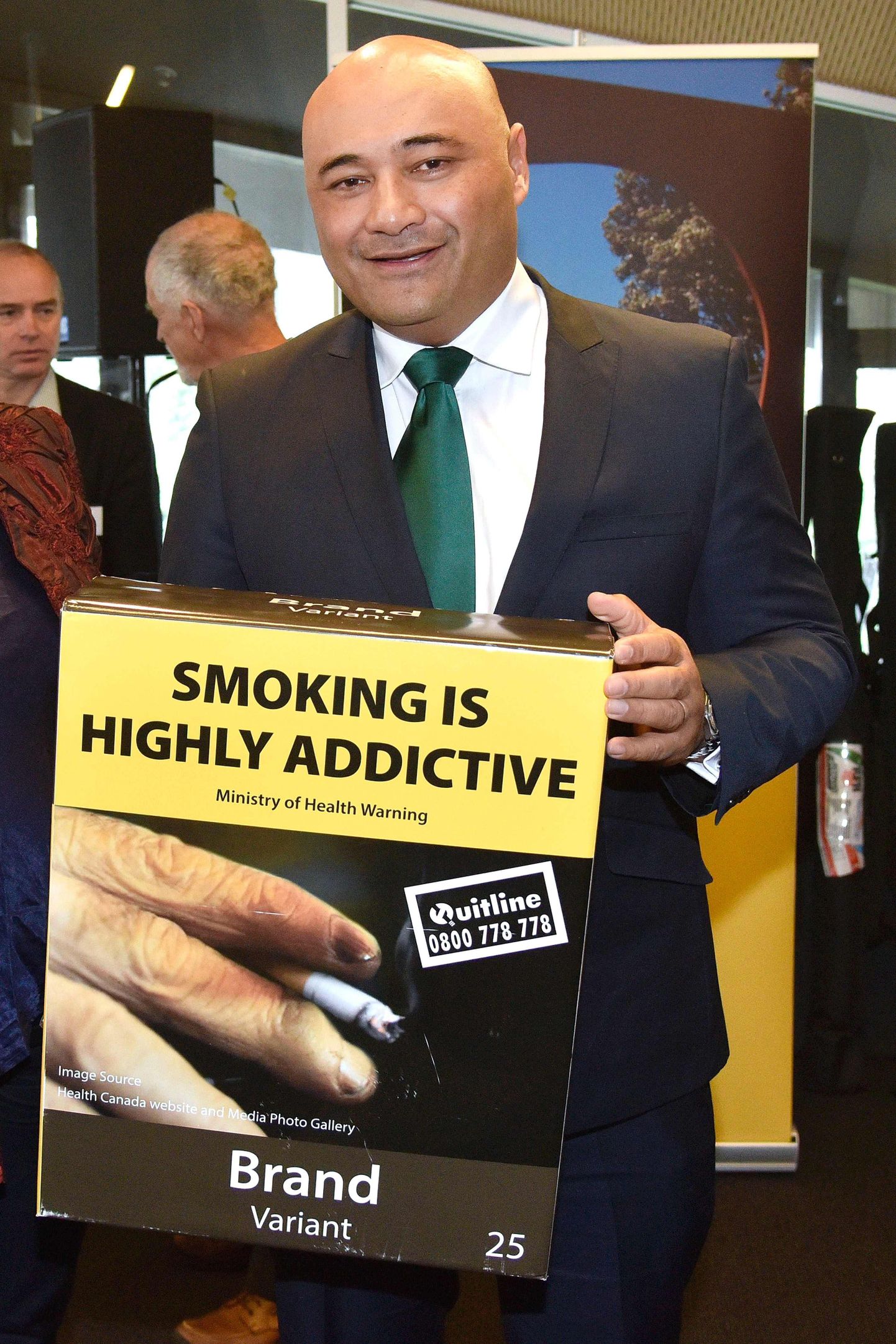 Uus-Meremaa abiterviseminister Sam Lotu-Iiga hoidmas uut suitsupaki maketti