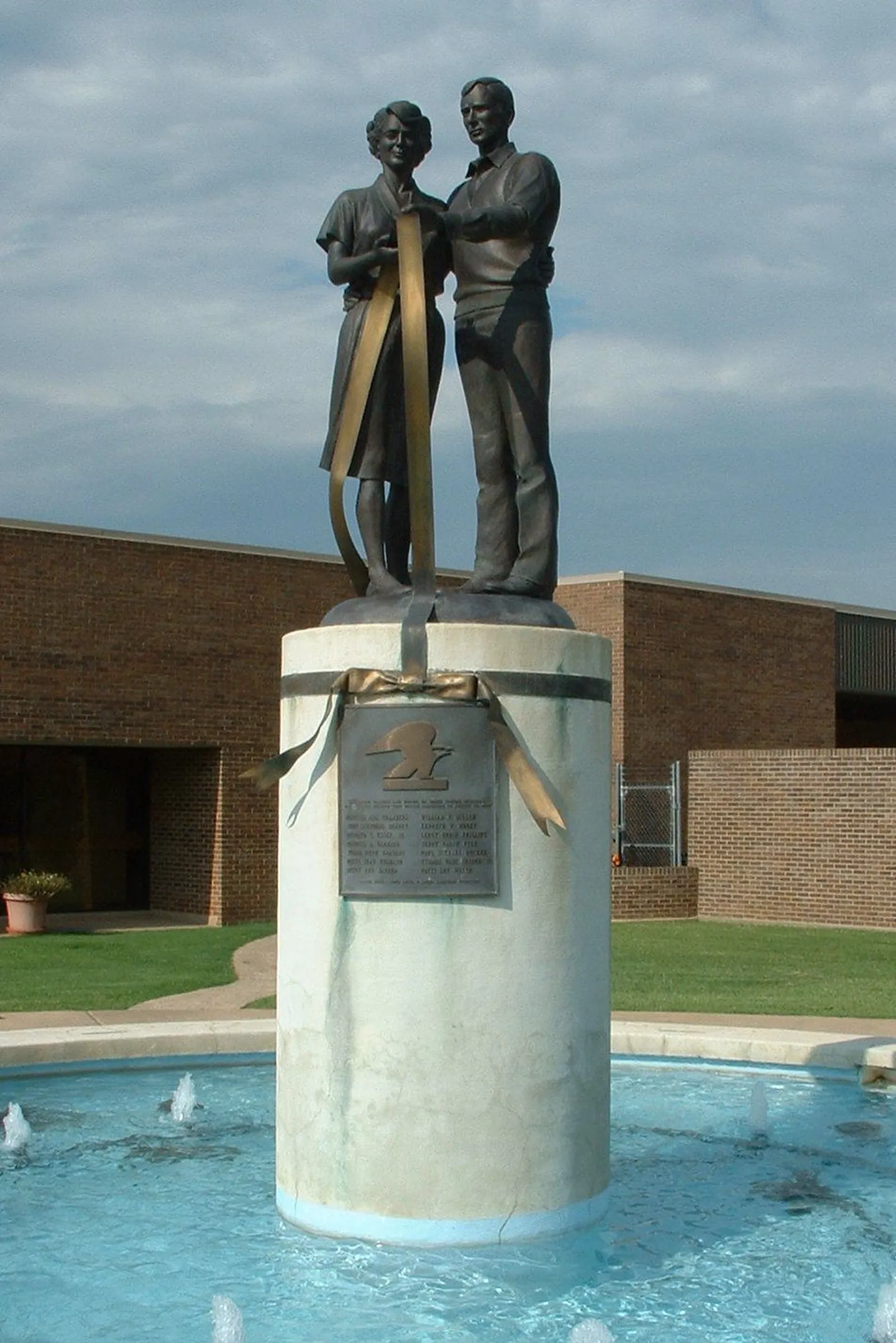Памятник жертвам почтового безумия в Эдмонде, штат Оклахома.