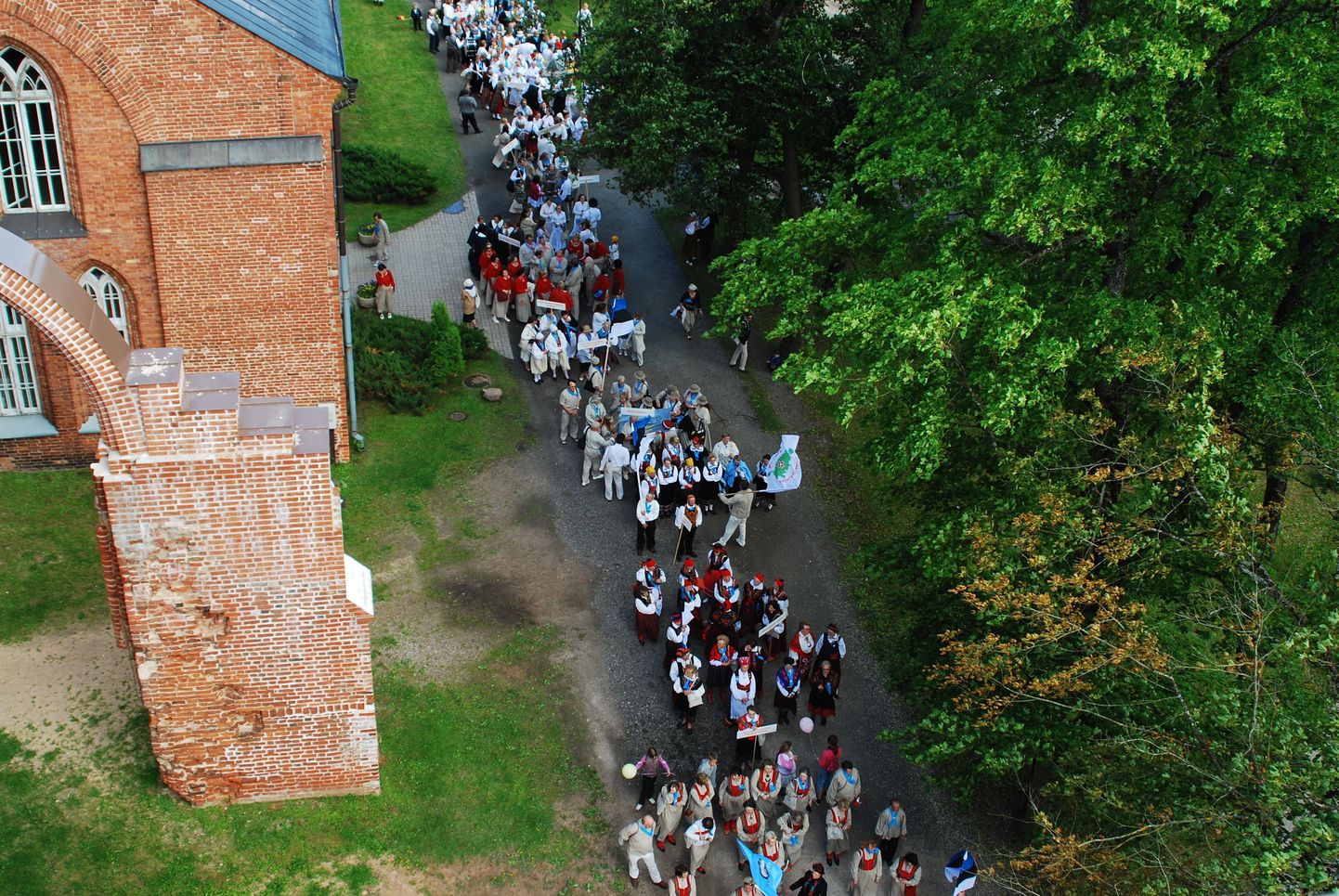 EELK eelmise kirikupäeva laulupeolised kogunesid 12. juunil 2010 rongkäiku Tartu toomkiriku varemete kõrval.