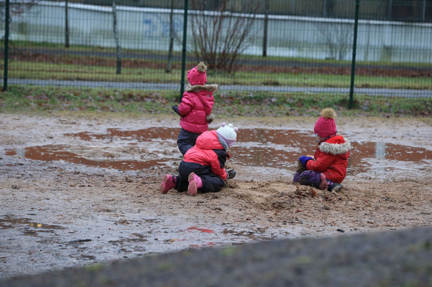 Lapsed tühjal mänguväljakul.