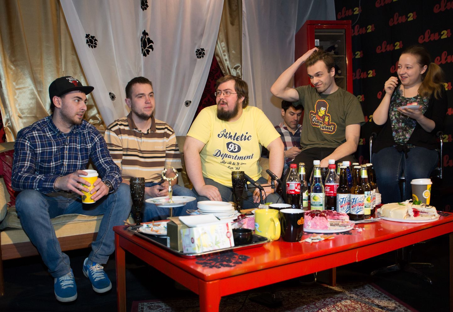 Comedy Estonia koomikud Elu24 stuudios. Sander Õigus on vasakult teine, Louis Zezeran tagaplaanil.