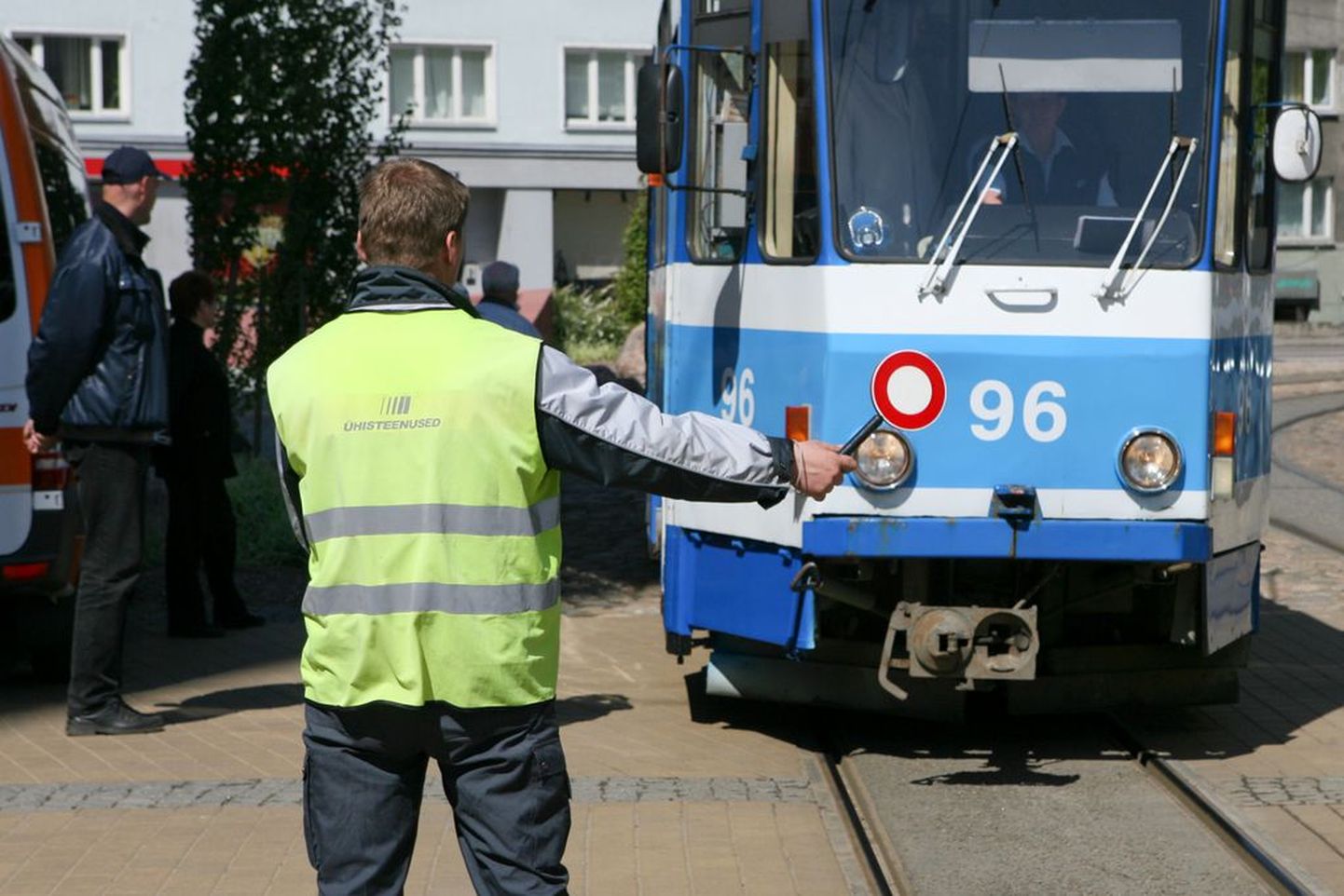 Tallinna piletikontrolör peatamas trammi..