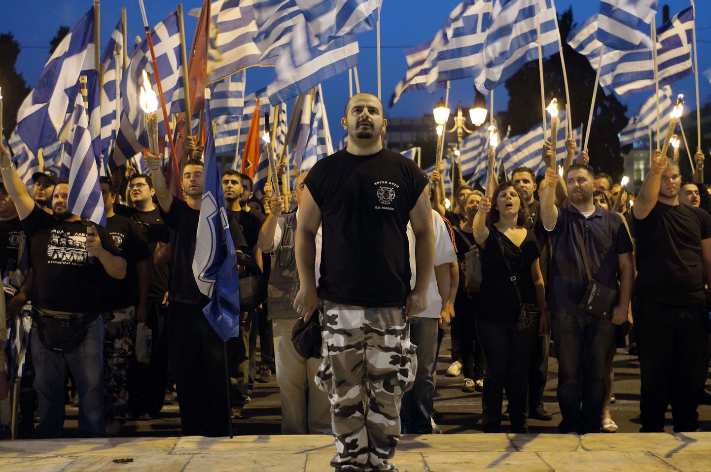 Ultranatsionalistliku Kreeka erakonna, Kuldse Koidiku liikmed ja toetajad eile õhtul Ateena tänavatel.
