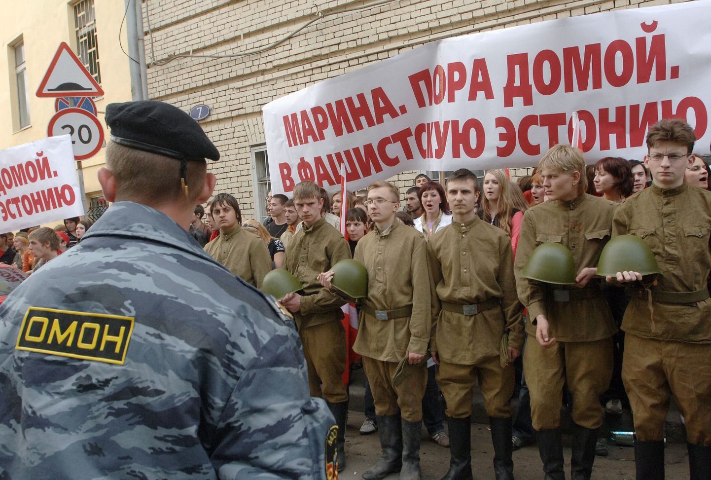 Legendaarsed metallpandlaga vöörihmad  Eesti Moskva saatkonna juures protesteerivatel sõdurite vormiriietust kandnud Kremli-meelsetel noortel.