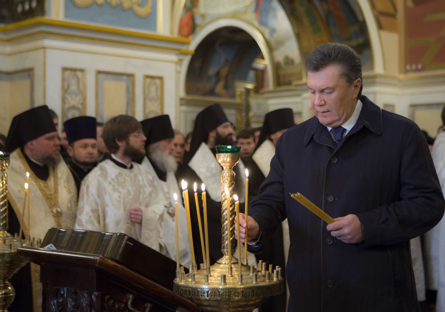 Ukraina president Viktor Janukovõtš süütas küünla ühtsuse päevale pühendatud jumalateenistusel täna Kiievis.