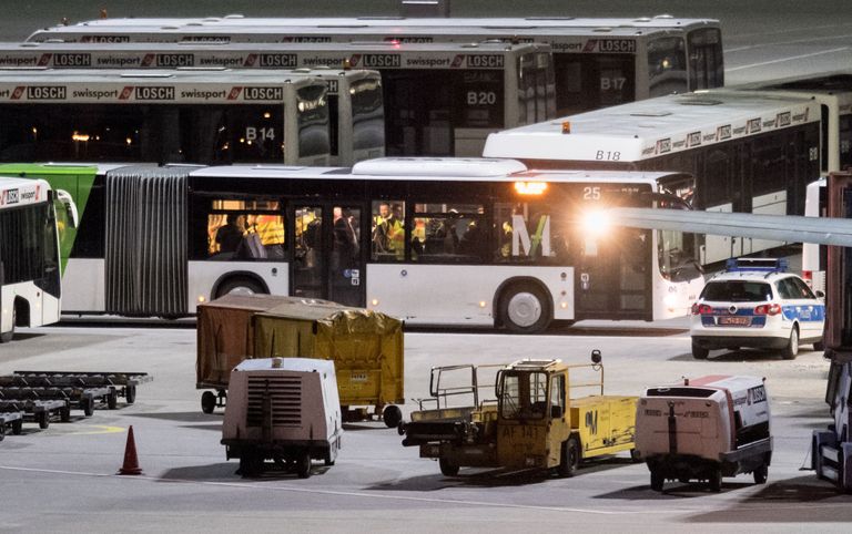 Müncheni lennujaama buss viimas eitava asüüliotsuse saanud afgaane Kabuli suunas startivale lennule. FOTO:  MATTHIAS BALK/AFP/Scanpix