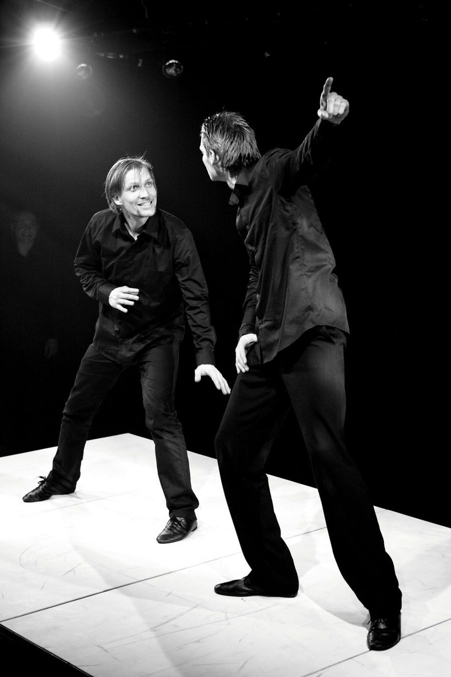 Mefistofeles (Tanel Saar) ja Faust (Ago Soots) VAT Teatri lavastuses «Faust», mille lavastaja on Aare Toikka ning kunstnik-helilooja Kaspar Jancis.