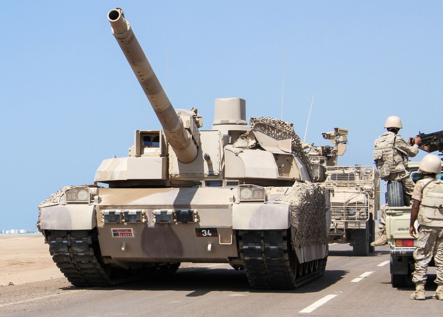 Jeemeni valitsusvägede tankid ja soomukid Mokha lähedal.