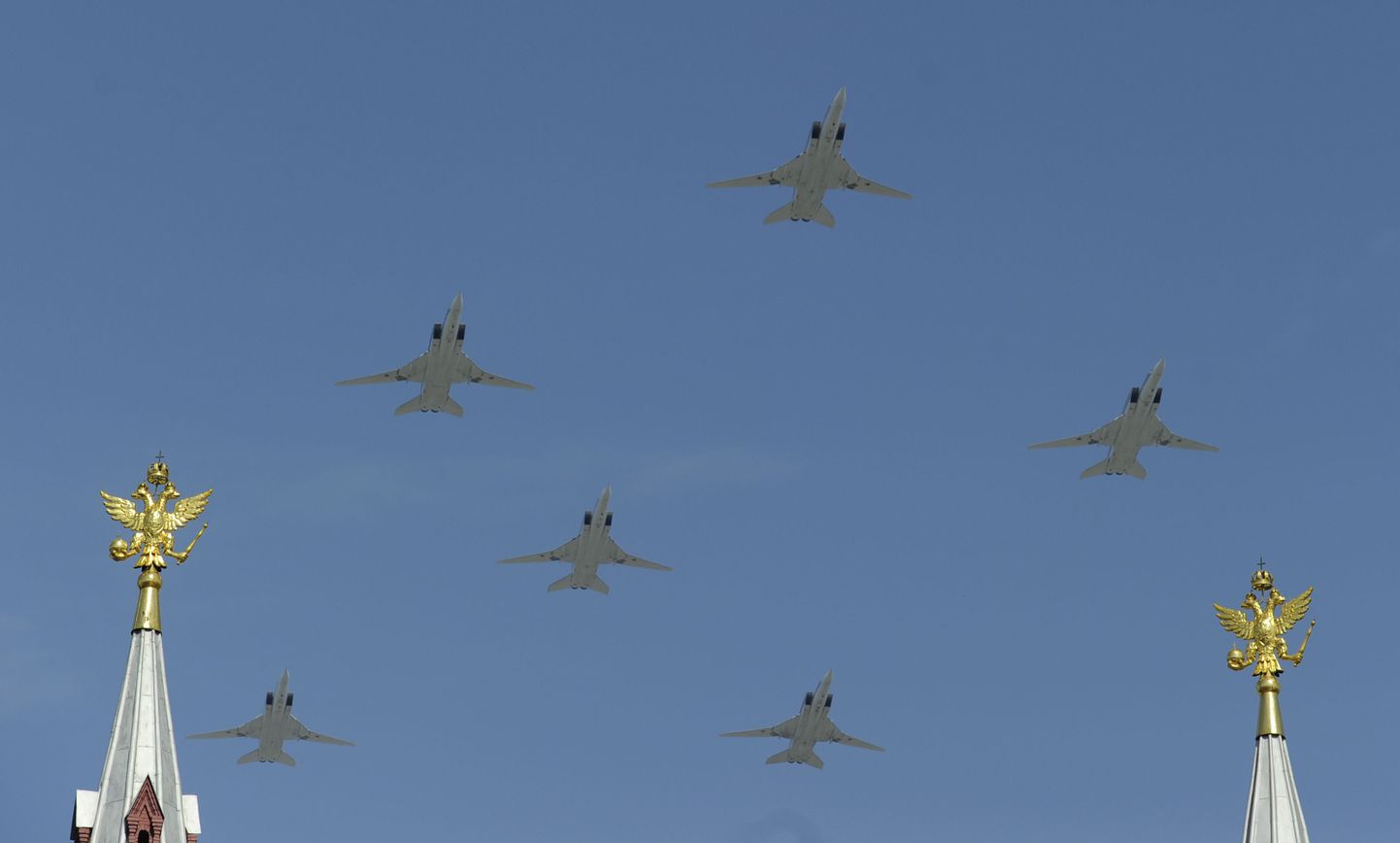 Истребители Миг-31 в небе над Красной площадью. Иллюстративное фото.