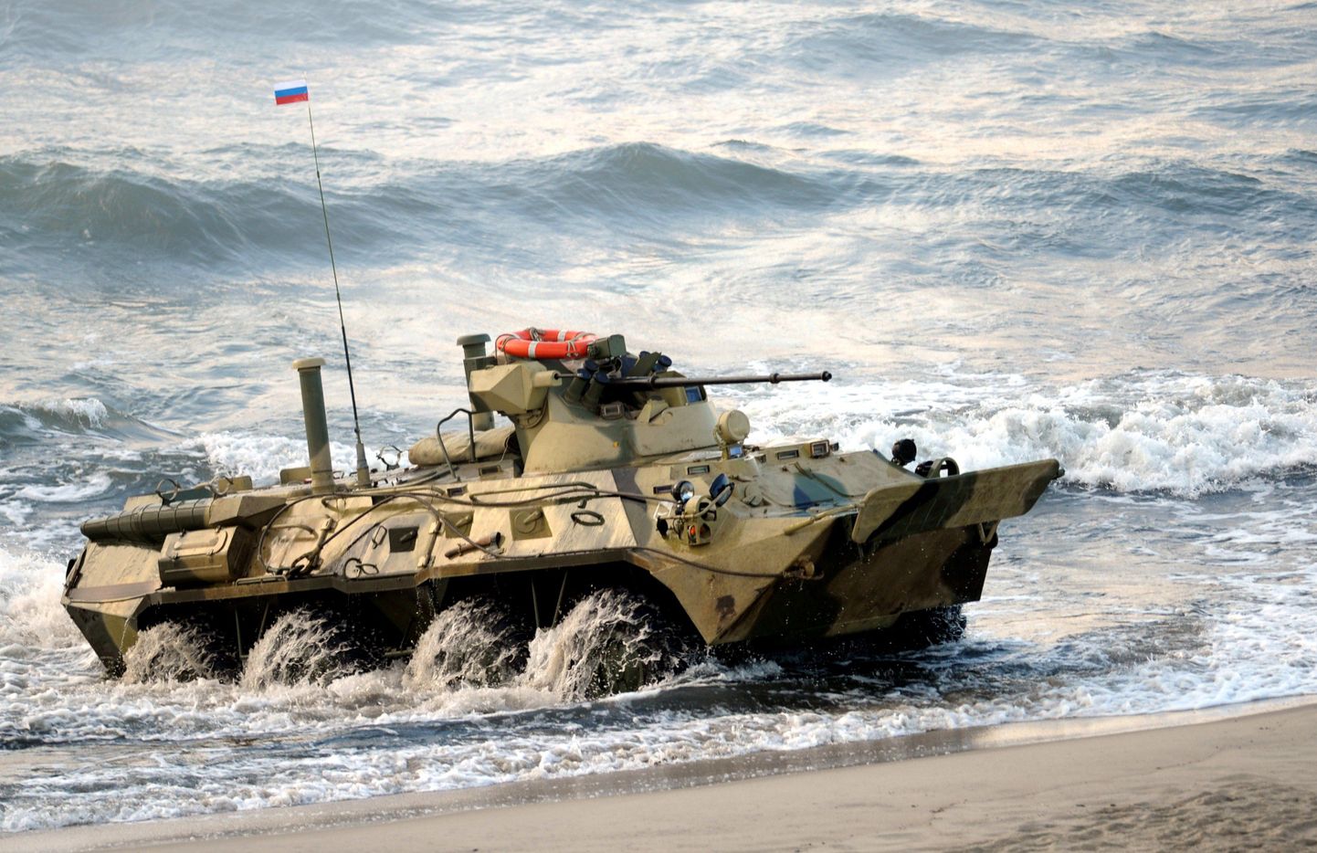 Vene armee amfiibsoomuk BTR-82A sõidab Kaliningradi rannal.