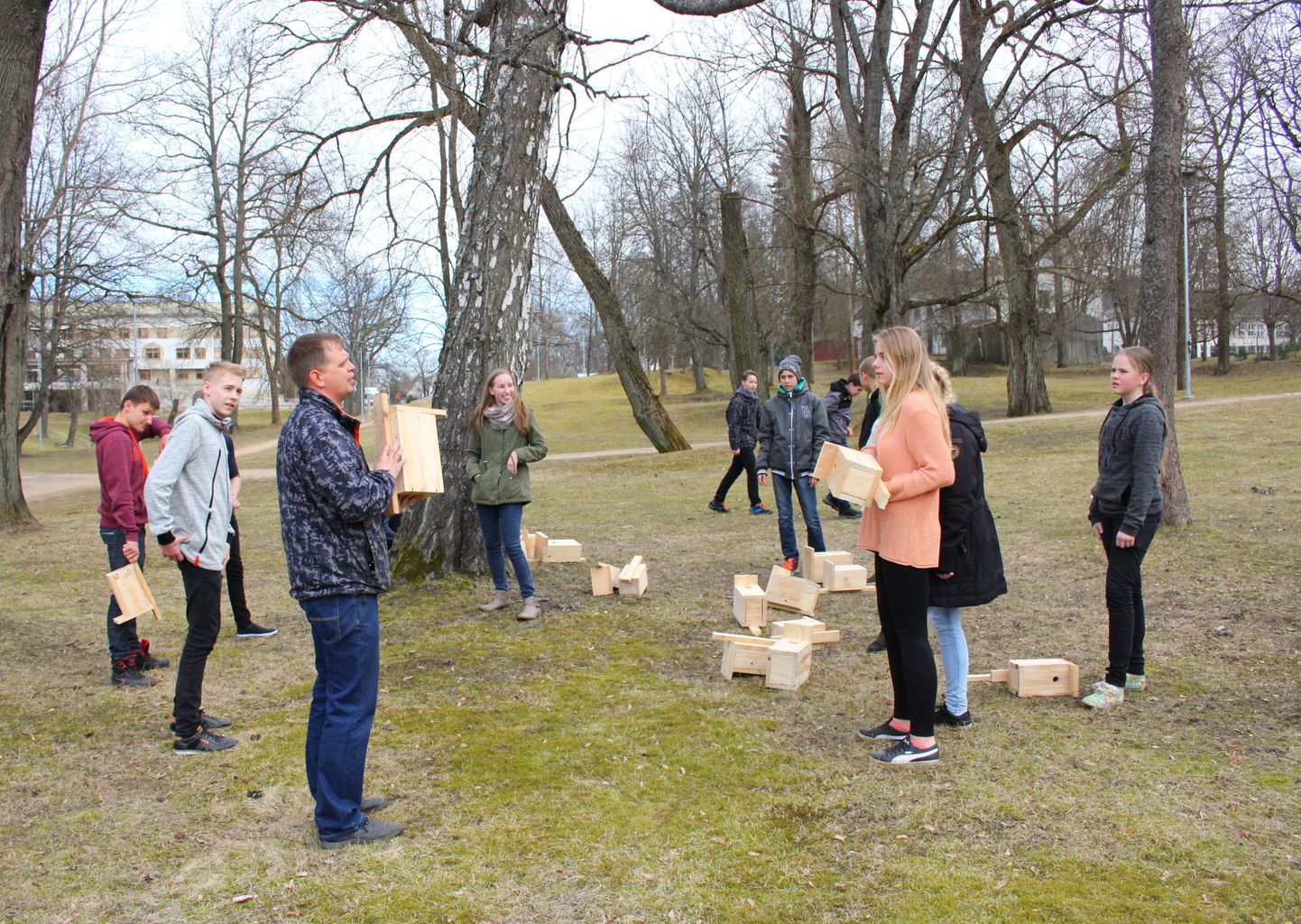 Valga põhikooli tööõpetuse õpetaja Toomas Duvin (ees vasakul) seletas õpilastele, milliseid puid oma pesakasti jaoks pargist valida.
