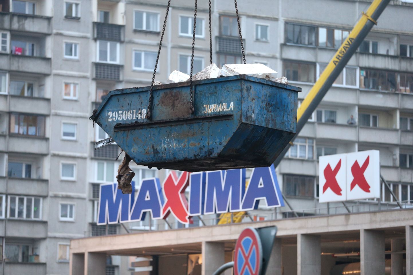 Riia lääneosa Zolitude mikrorajoonis varises neljapäeva õhtuse tipptunni ajal 22. novembril 2013 sisse Maxima XX kaupluse katus.