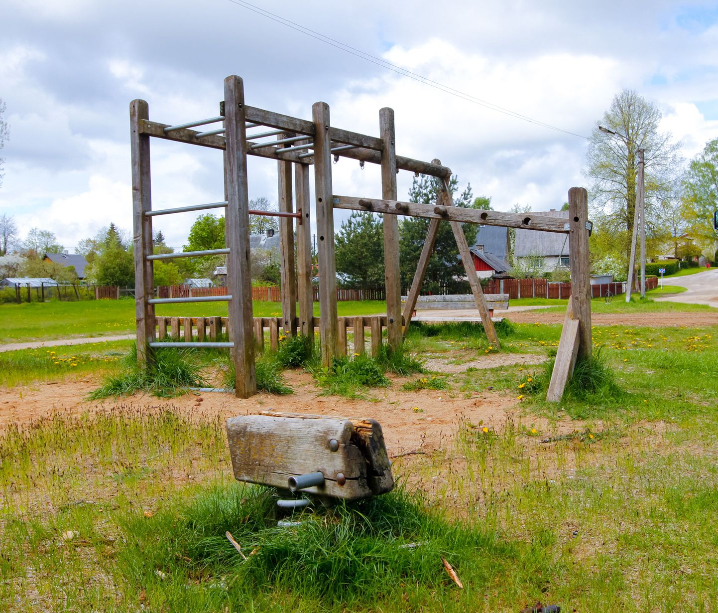 Kõige halvemas seisus on hetkel Valgas Peebu pargis olev vana puidust mänguväljak, kuhu lapsi mängima saata ei tohiks. Juba sel nädalal alustatakse väljaku lammutamisega.