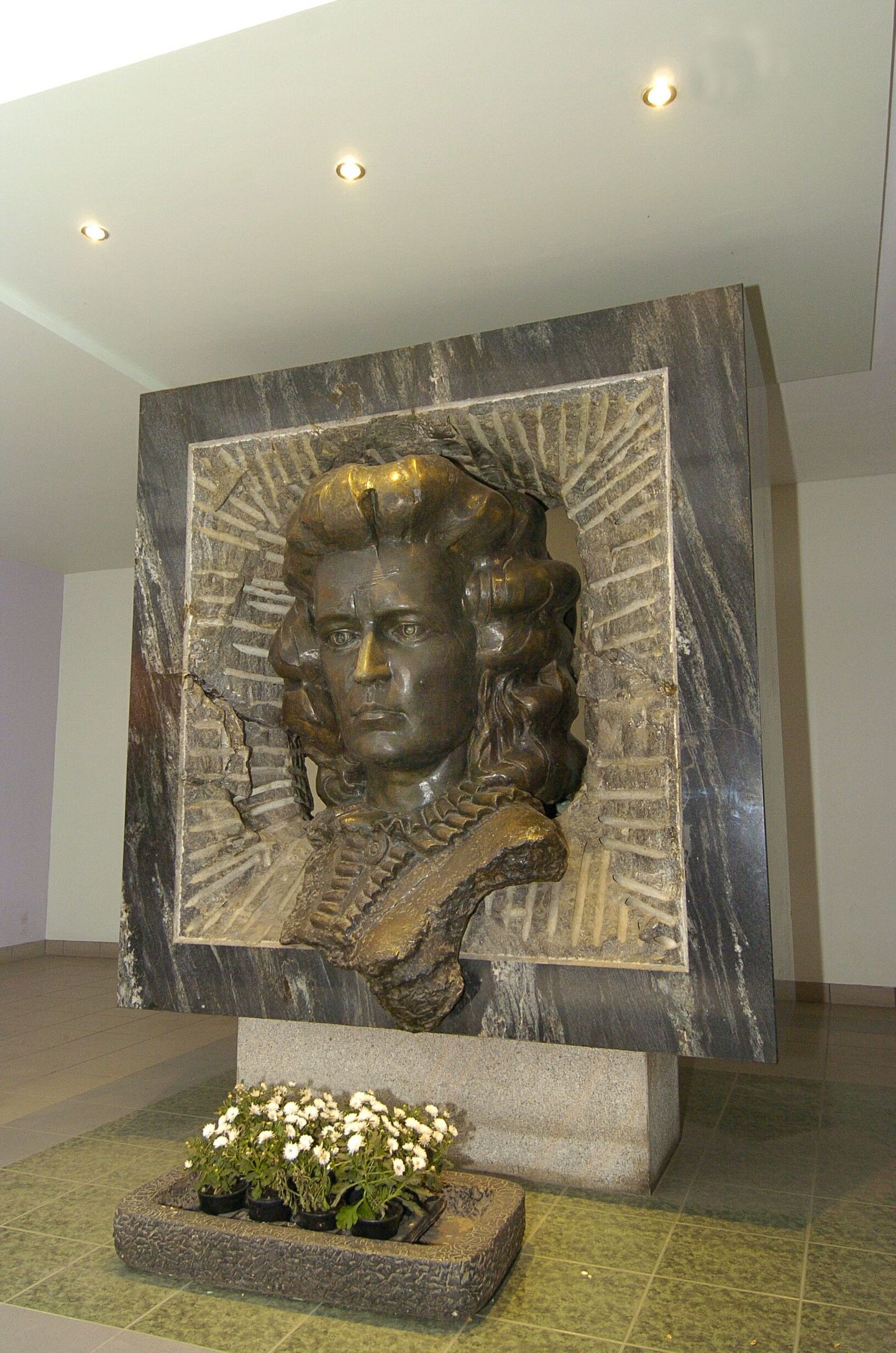 Lydia Koidula skulptuur Koidula gümnaasiumi fuajees.