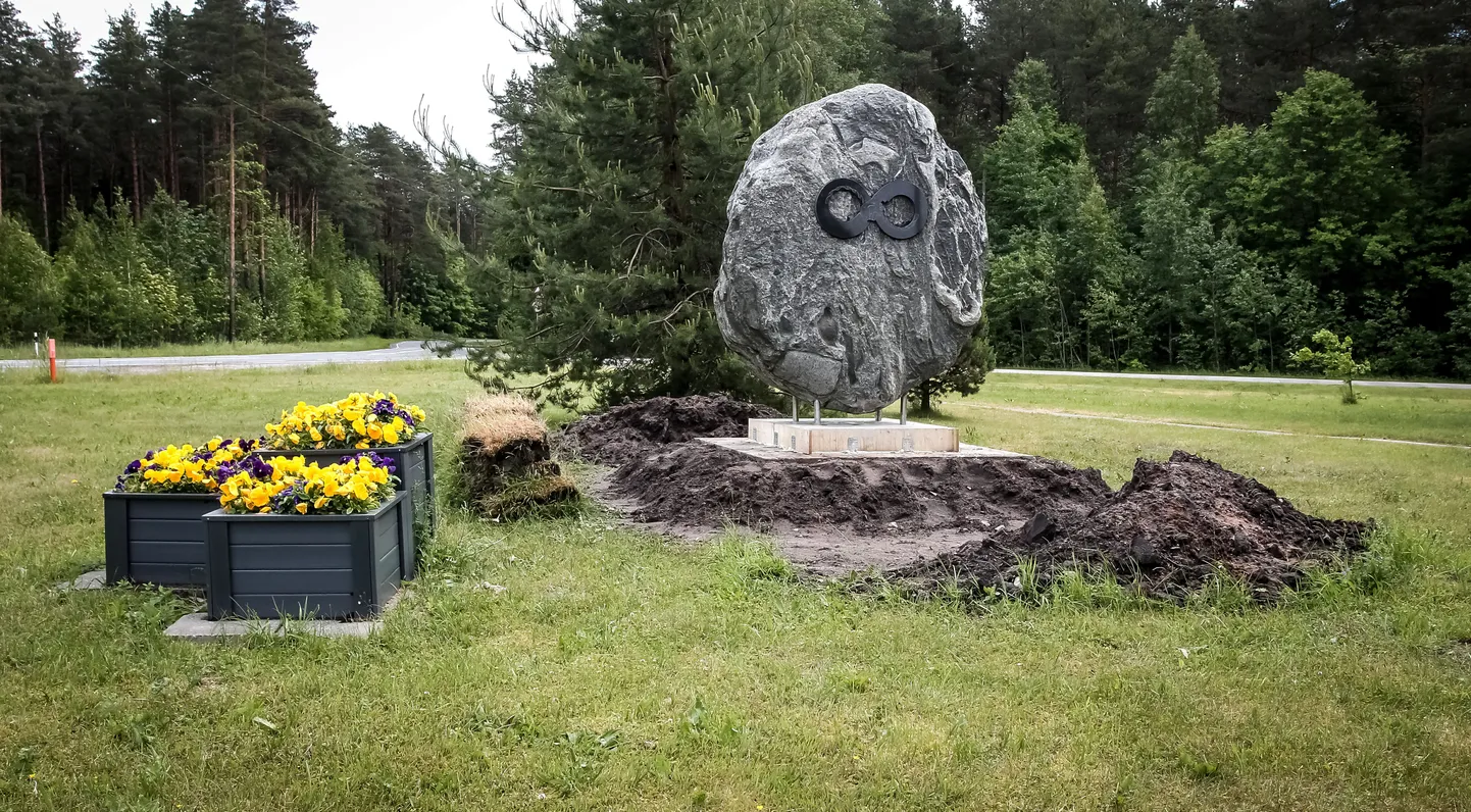 Pärnumaal Sindi-Lodjas panid Paikuse Lionsi klubi liikmed üles mälestusmärgi.