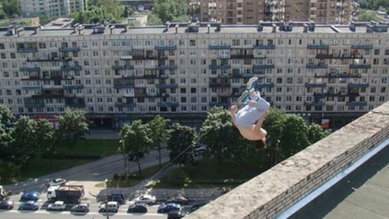 Трейсер Павел Кашин упал с крыши 16-этажного дома, когда делал на ее краю сальто 