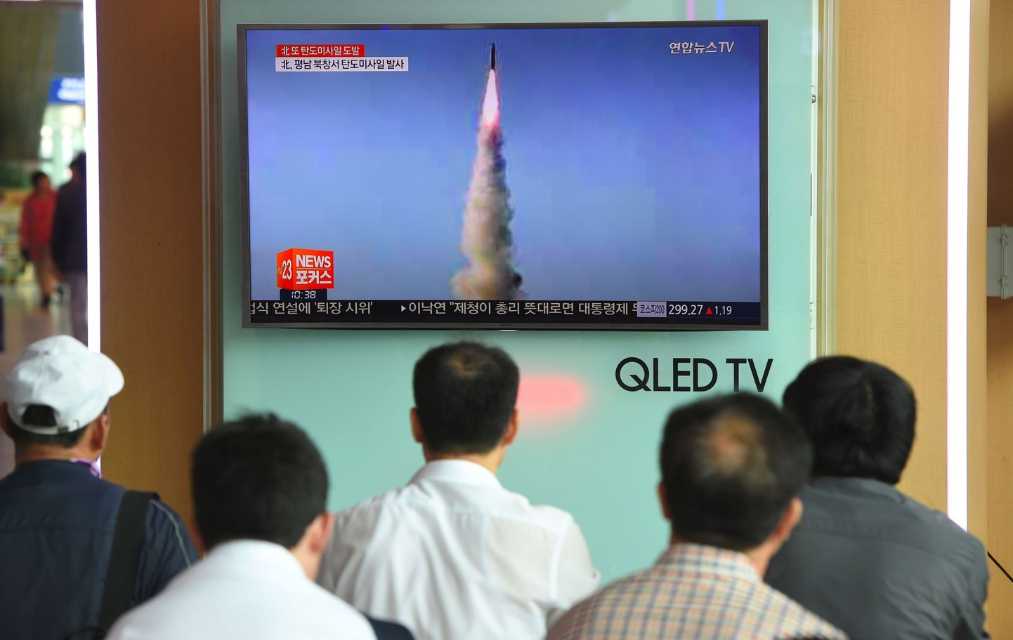 Lõuna-Korea elanikud vaatavad televisioonist uudistesaadet Põhja-Korea raketikatsetusest.