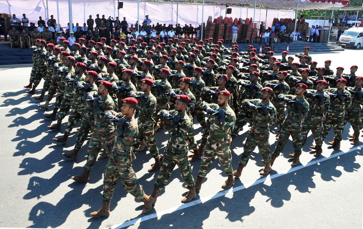 Sri Lanka sõdurid selle kuu algul riigi  iseseisvuse 69. aastapäeval marssimas.