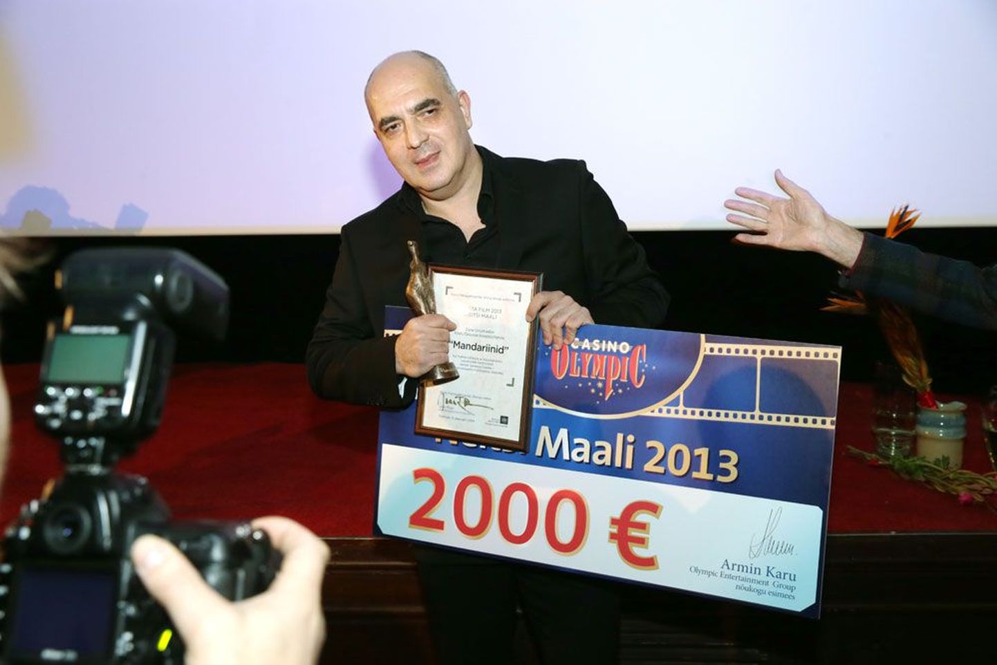Zaza Urušadze võtab vastu Eesti Filmiajakirjanike Ühingu aasta parima filmi auhinna.