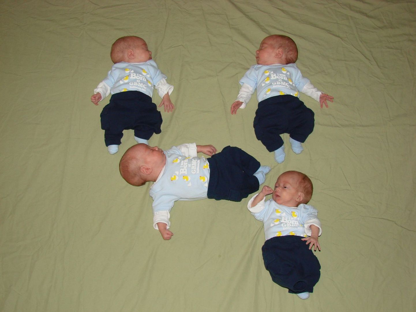 Ameeriklanna sünnitas neli poissi, kellest kolm on identsed