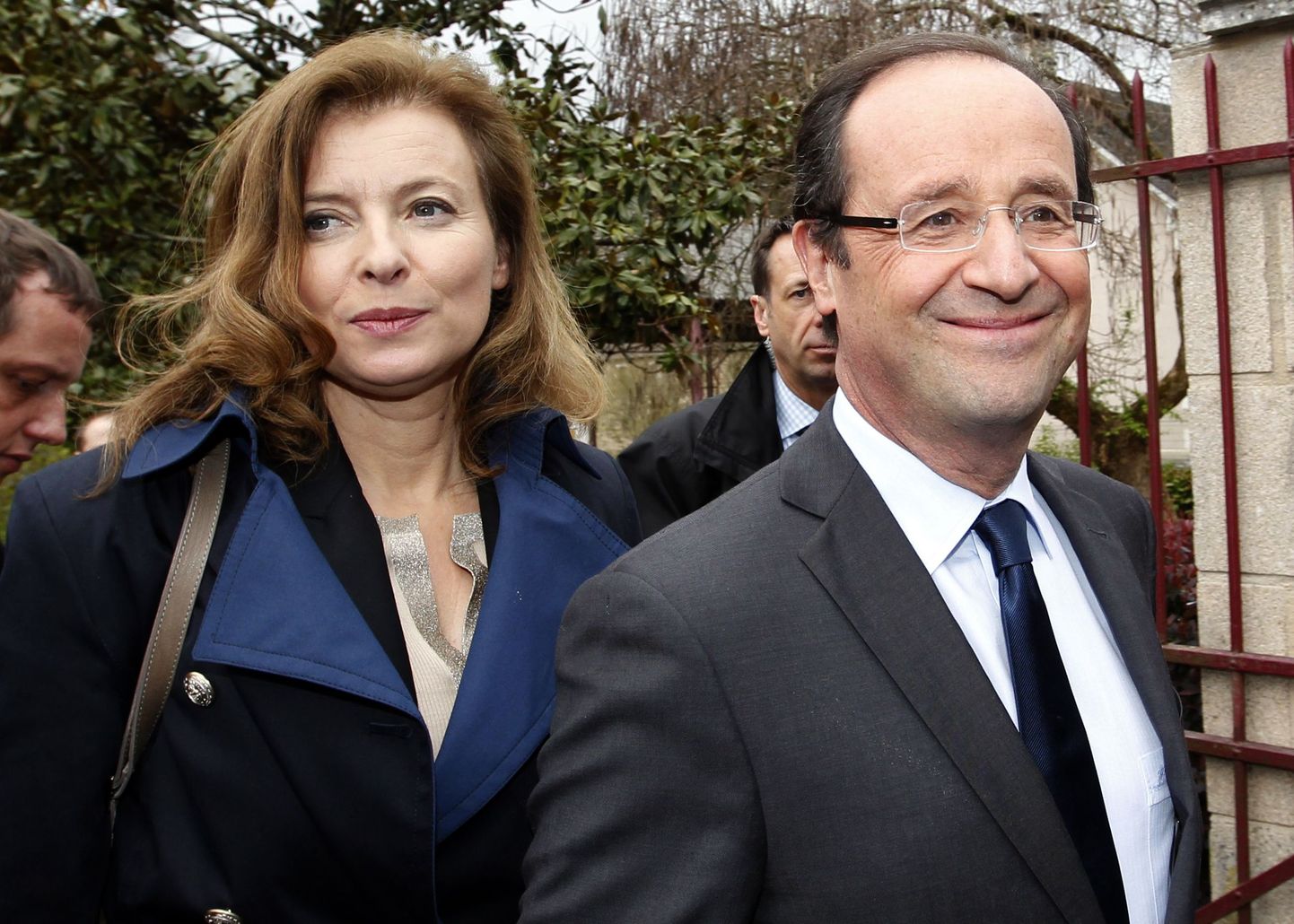 Sotsialistide liider Francois Hollande (paremal) koos elukaaslase Valerie Trierweiler saabumas valimisjaoskonda Laguenne'is.