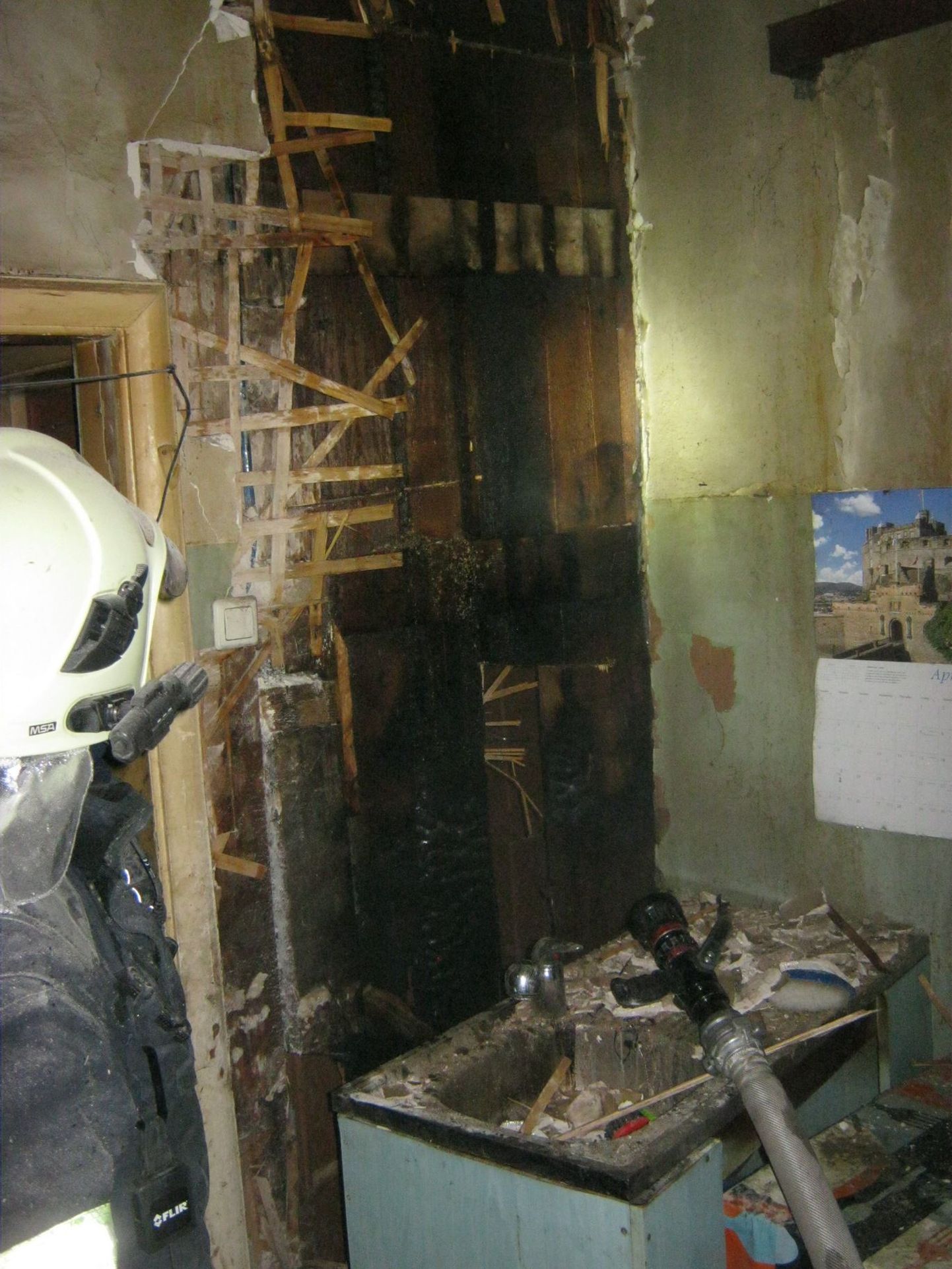 Külmunud torude sulatamisest tekkinud põlengu kustutamisel said tööd päästjad.