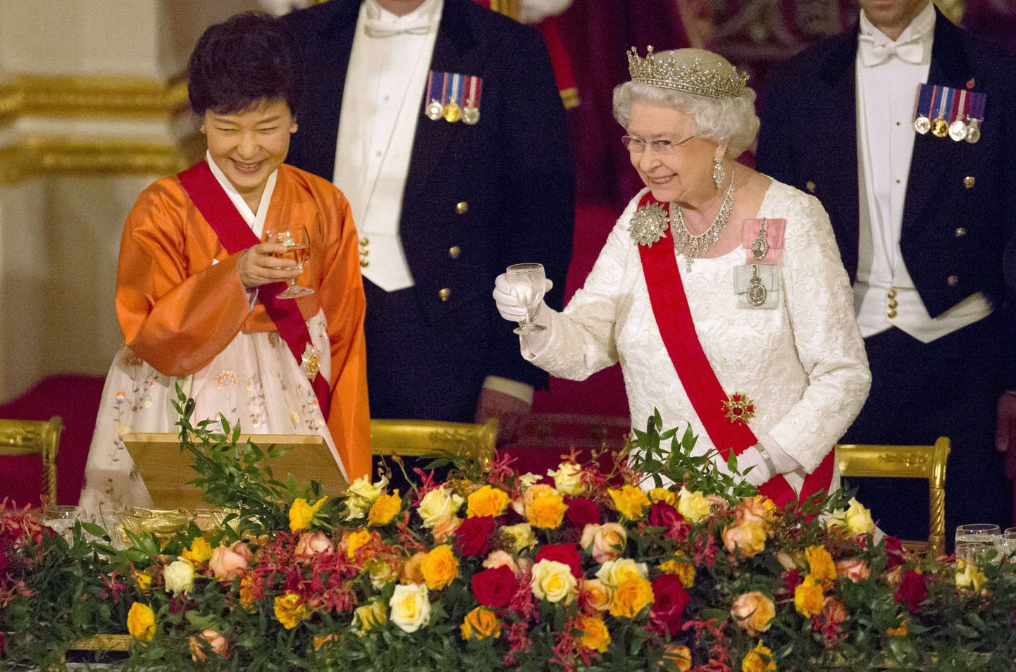 Lõuna-Korea president Park Geun-hye (vasakul) koos Suurbritannia kuninganna Elizabeth II 5. novembril Buckinghami palees Londonis.