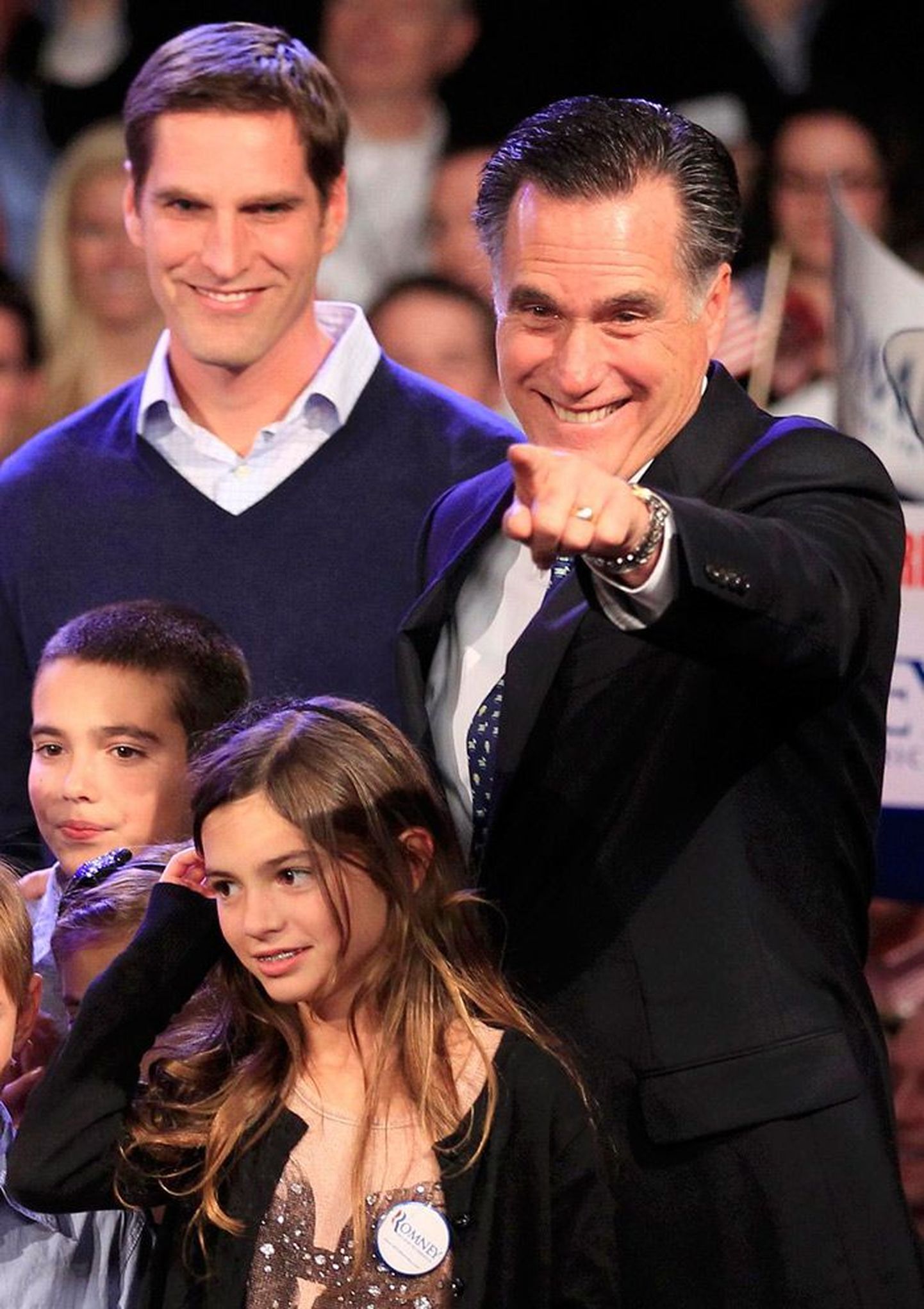 Mitt Romney pärast tulemuste selgumist sugulaste seltsis oma poolehoidjatele au andmas.