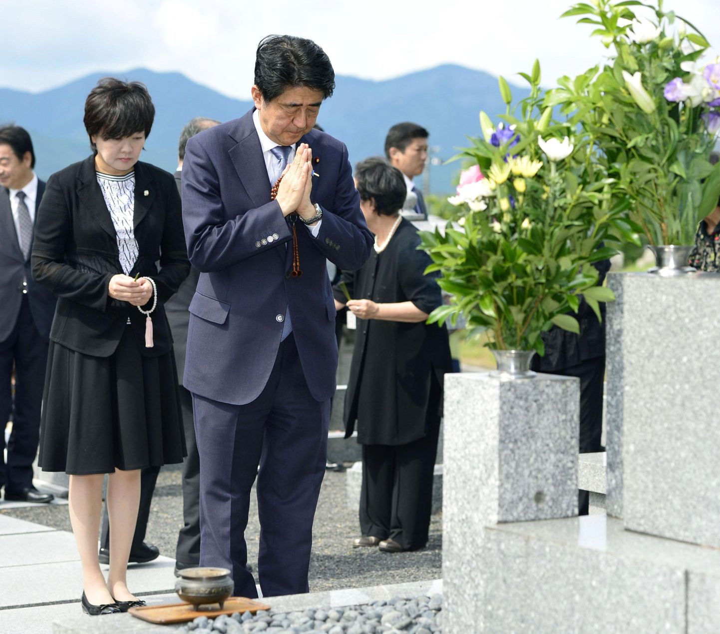 Shinzo Abe abikaasaga oma esivanemate haual palvetamas.