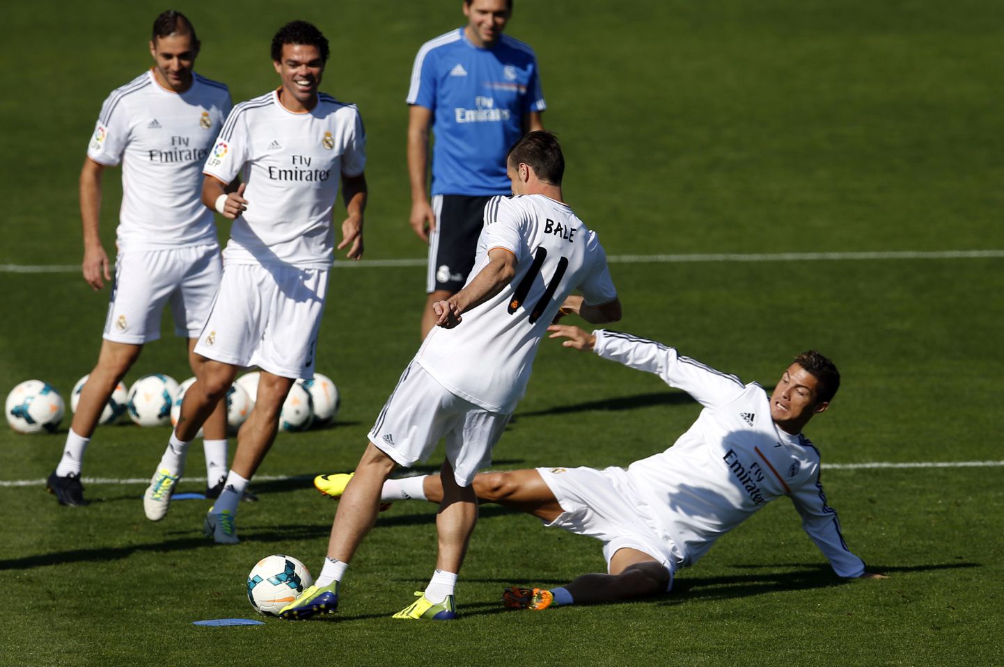 Cristiano Ronaldo (paremal) «tervitas» eilsel treeningul Gareth Bale’i.