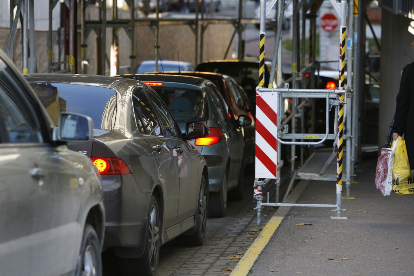 Autod ummistasid eile sissepääsu Stockmanni parkimismajja ja sellega koos ka osaliselt Liivalaia tänava