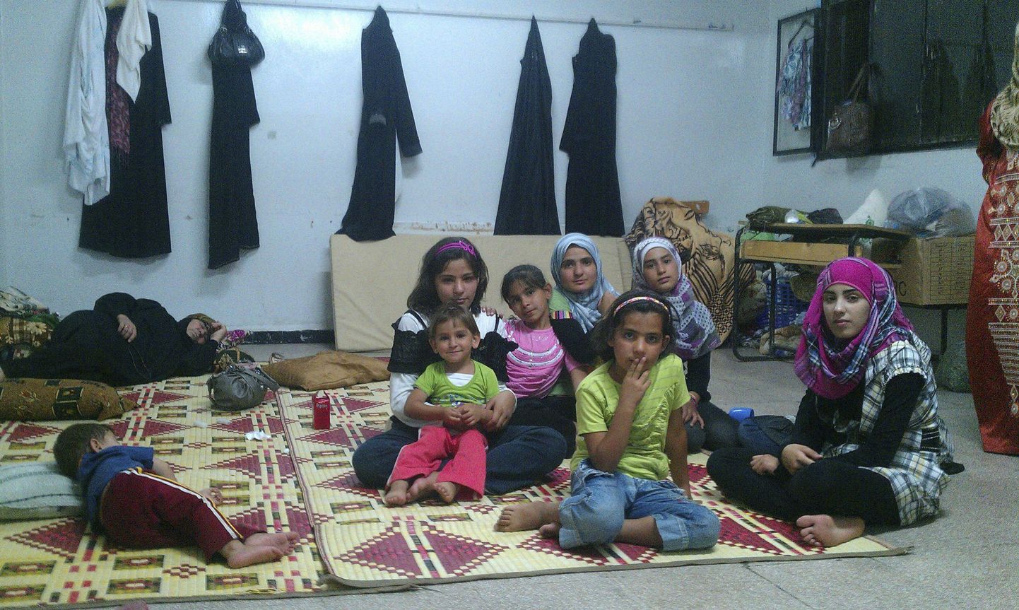 Tüdrukud ajutises varjupaigas Homsi lähedal Houlas