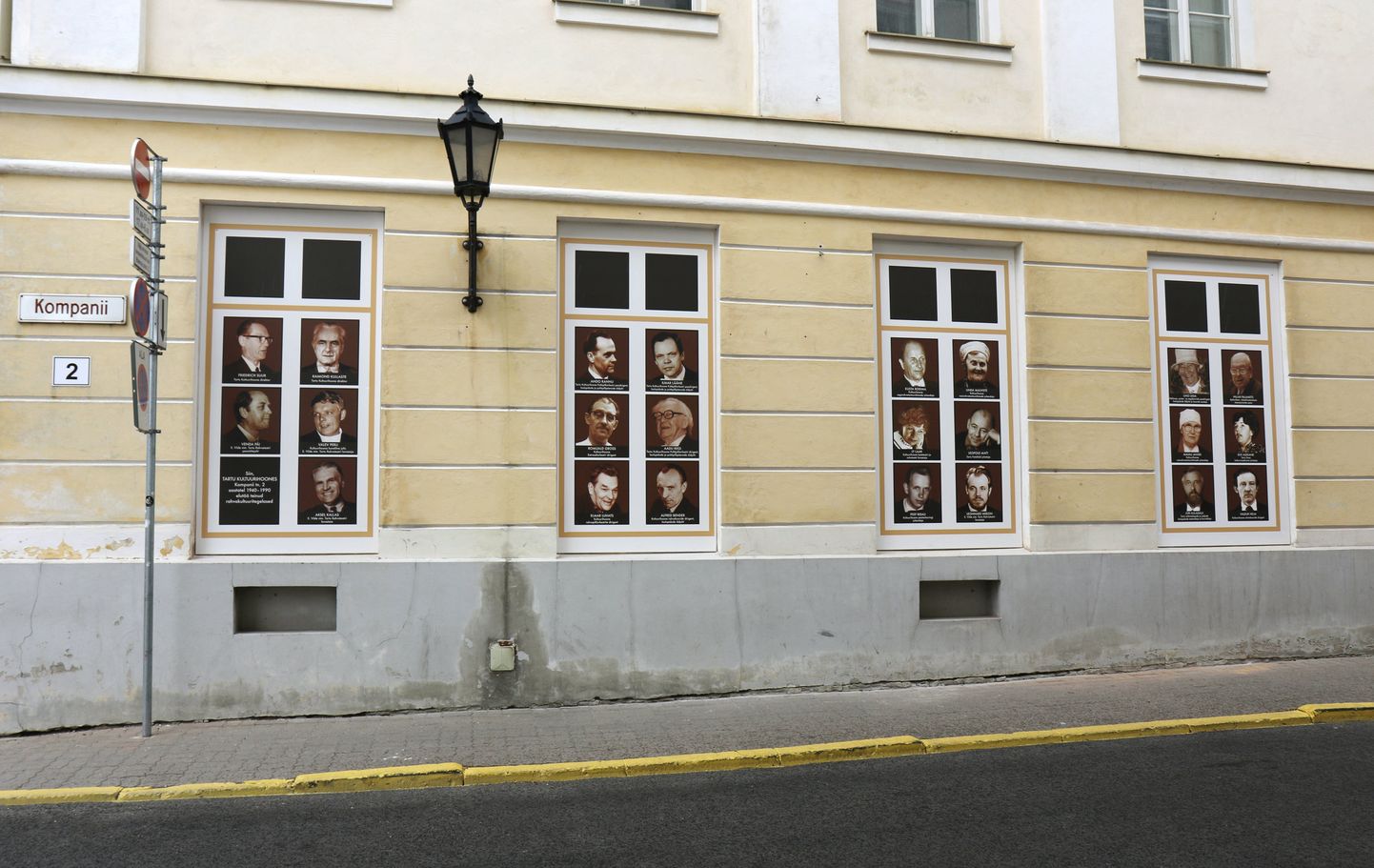 Kunagise Tartu kultuurihoone seinal avati 31. juulil fotoaknad, et meenutada sealses majas tegutsenud rahvakultuuri edendajaid.