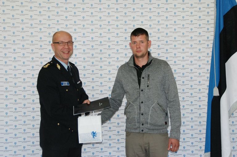 Pärnu politseijaoskonda kus jaoskonna juht Andres Sinimeri ja lapseründajat tabada aidanud 34-aastane Erko.