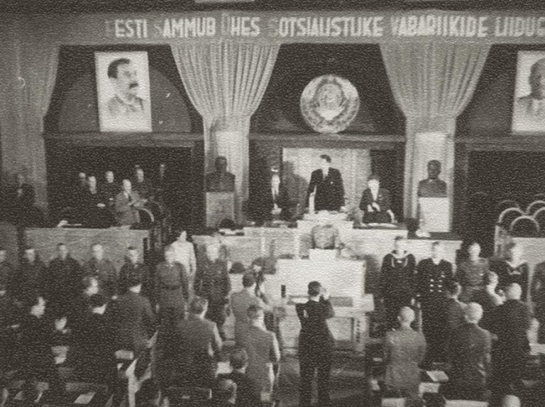 Juunipööre: Punaarmee ja sõjalaevastiku delegatsioonid tervitavad Riigivolikogu I istungjärku, 21.–23. juuli 1940.