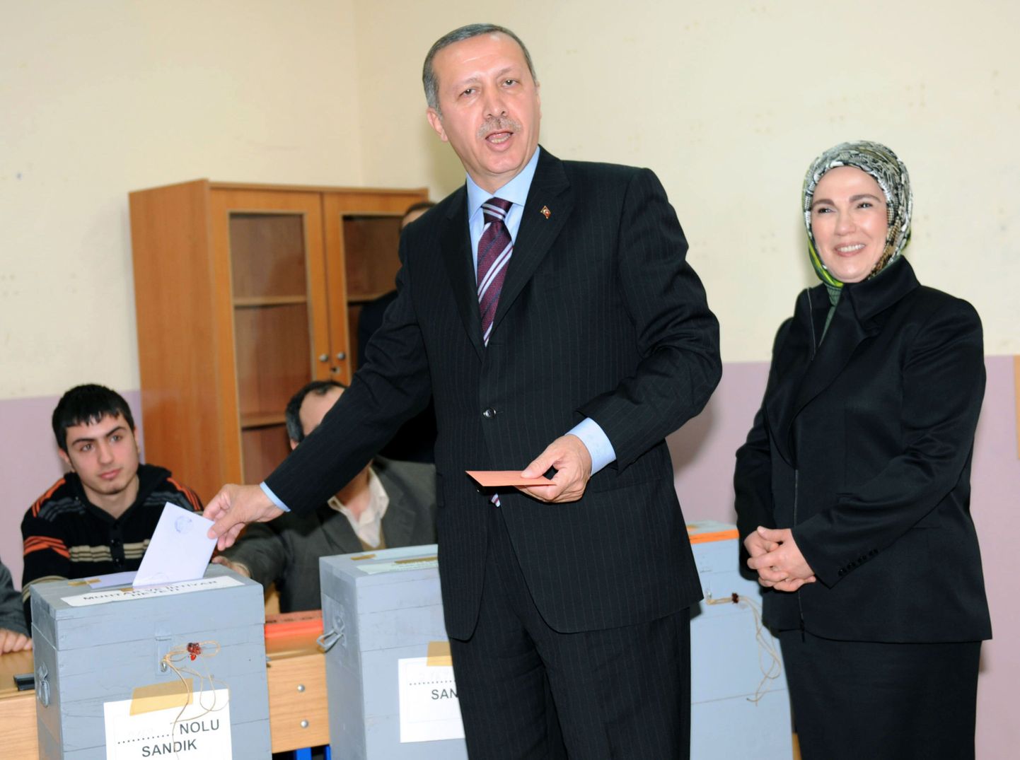 Türgi peaminister Recep Tayyip Erdogan koos abikaasaga valimiskasti juures.