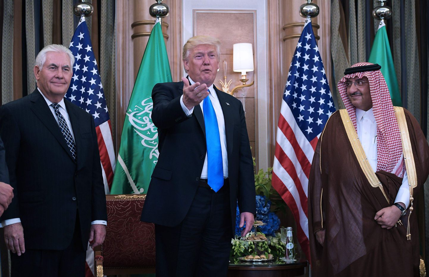 USA välisminister Rex Tillerson, 
Ühendriikide president Donald Trump ja Saudi Araabia kroonprints Muhammad bin Nayif bin Abdulaziz al-Saud.