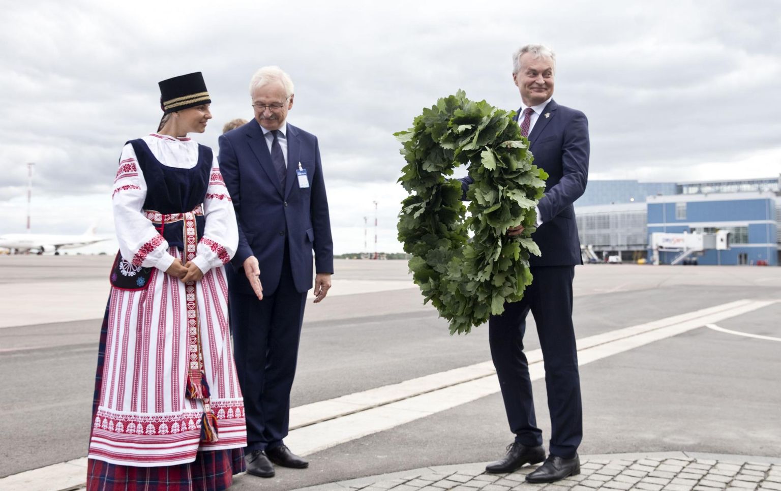 Läinud nädalal Brüsselist naasnud Leedu president Gitanas Nausėda (paremal) näis üsna kohmetu, kui asepõllumajandusminister Evaldas Gustas ulatas talle tänuks edukate eelarvekõneluste eest tammepärja.