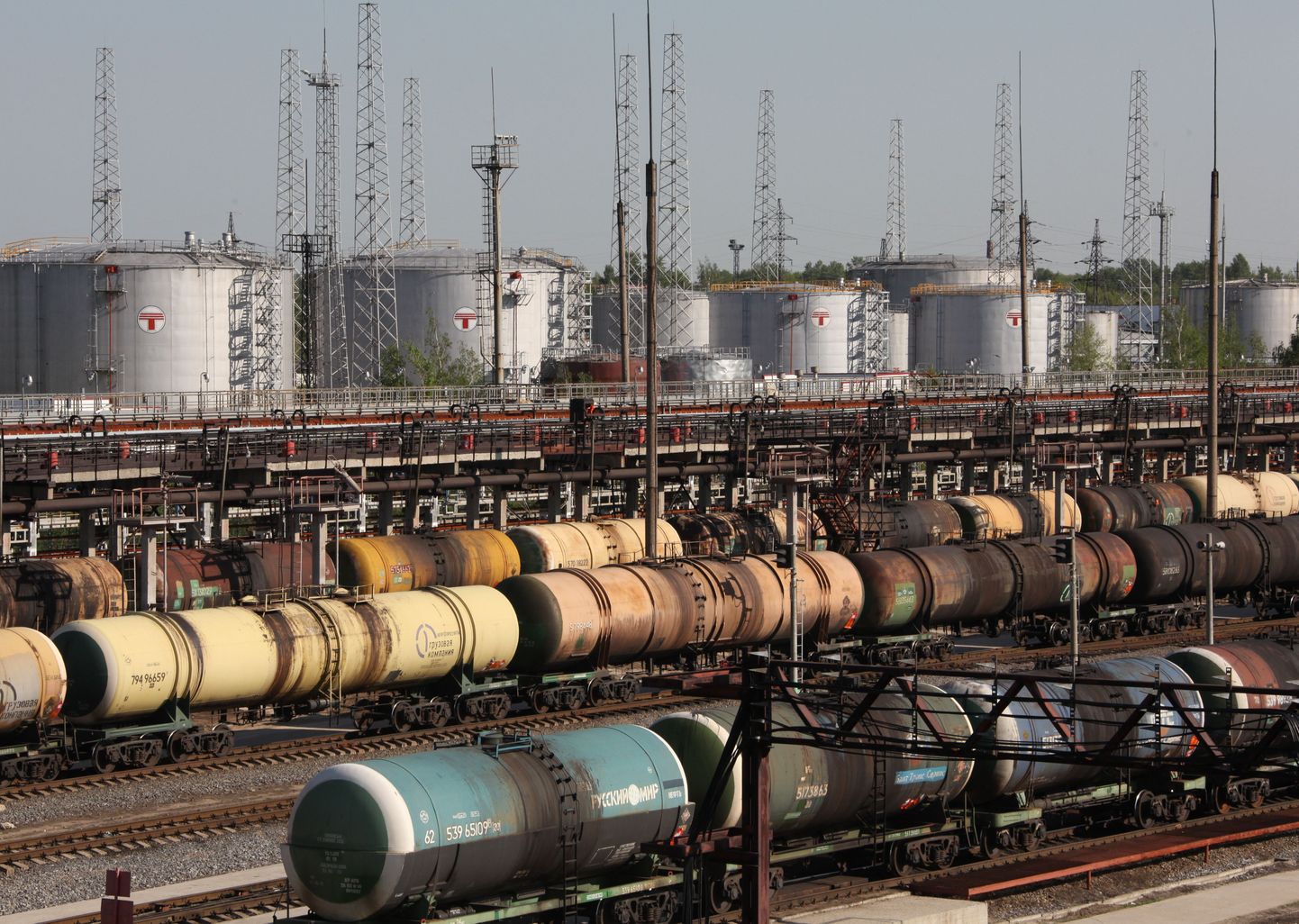 Kütusetsisternide laadimine Rjazani naftarafineerimistehases.