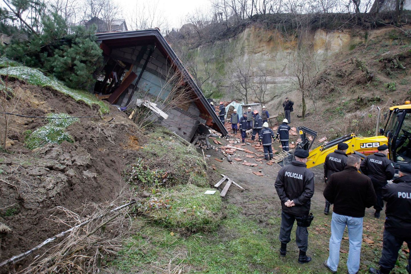 Kolmekordne maja libises Põhja-Bosnias paarkümmend meetrit mööda mäenõlva.