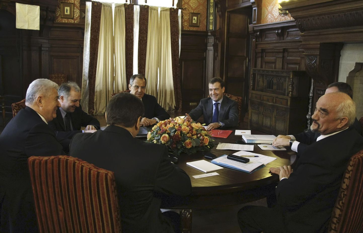 Venemaa president Dmitri Medvedev (paremalt teine) ja välisminister Sergei Lavrov (paremalt kolmas) kohtusid Moldova riigipea Vladimir Voronini (vasakul) ja separatistliku Transnistria liidri Igor Smirnoviga (paremal).