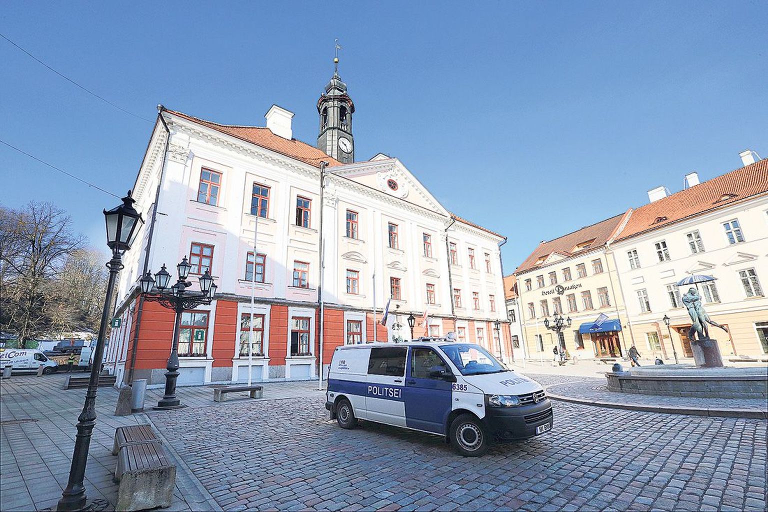 Eile hommikul pärast üheksat seisis raeplatsil purskkaevu kõrval üks politseibuss. Pärast kella 11 võis sealsamas seismas näha juba kahte politseimasinat. Lõuna prefektuuri kinnitusel seisid patrullpolitseinike ja kiirreageerijate ekipaaž kõrvuti neli-viis minutit.